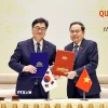 Chủ tịch Quốc hội Trần Thanh Mẫn và Chủ tịch Quốc hội Hàn Quốc Woo Won Shik ký kết Biên bản ghi nhớ về hợp tác giữa Quốc hội hai nước. (Ảnh: Doãn Tấn/TTXVN)