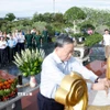Tại Đặc khu Phú Quốc, tỉnh An Giang, Tổng Bí thư Tô Lâm và đoàn công tác Trung ương dâng hoa, dâng hương tại Nghĩa trang liệt sỹ Phú Quốc. (Ảnh: Thống Nhất/TTXVN)