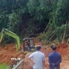 Lực lượng chức năng nỗ lực giải phóng hiện trường các điểm sạt lở để thông tuyến quốc lộ 28, đoạn qua đèo Gia Bắc (xã Sơn Điền, Lâm Đồng). (Ảnh: TTXVN phát)