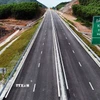 Một đoạn cao tốc thuộc dự án thành phần Vũng Áng-Bùng đã hoàn thiện. (Ảnh: Hữu Quyết/TTXVN)