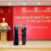 Thường trực Bí thư Trần Cẩm Tú trao Quyết định của Bộ Chính trị cho đồng chí Nguyễn Thị Thu Hà giữ chức Phó Chánh Văn phòng Thường trực Văn phòng Trung ương Đảng. (Ảnh: Phương Hoa/TTXVN)