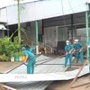Lực lượng chức năng xã An Phú (An Giang) hỗ trợ người dân trên địa bàn khắc phục thiệt hại do mưa lớn kèm dông lốc xảy ra trên địa bàn vào tối 11/9/2025. (Ảnh: Công Mạo/TTXVN)