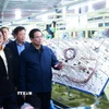 Thủ tướng Phạm Minh Chính tham quan dây chuyền sản xuất của Tập đoàn THACO. (Ảnh: Dương Giang/TTXVN)