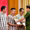 Trao Quyết định đặc xá cho các phạm nhân. (Ảnh: Nguyễn Thanh/TTXVN)