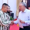 Phó Thủ tướng Thường trực Nguyễn Hòa Bình thăm hỏi, động viên và trao giấy chứng nhận đặc xá cho người được đặc xá (đợt 2) năm 2025. (Ảnh: Phạm Kiên/TTXVN)