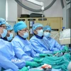 Các bác sỹ Bệnh viện Đại học Y dược Thành phố Hồ Chí Minh thực hiện kỹ thuật TAVI. (Ảnh: TTXVN phát)
