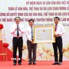 Lãnh đạo Sở Văn hóa, Thể thao và Du lịch tỉnh Vĩnh Long đón nhận Bằng chứng nhận di sản văn hóa phi vật thể quốc gia với nghề làm mão, mặt nạ của đồng bào Khmer. (Ảnh: Thanh Hòa/TTXVN)