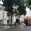 Lực lượng chức năng nỗ lực dập tắt đám cháy bên trong nhà máy Bia Hà Nội. (Ảnh: TTXVN phát)