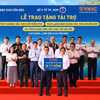 Ông Nguyễn Phước Lộc - Ủy viên Trung ương Đảng, Phó Bí thư Thành ủy, Chủ tịch Ủy ban Mặt trận Tổ quốc Việt Nam Thành phố Hồ Chí Minh; Tiến sỹ-bác sỹ Huỳnh Minh Chín - Phó Giám đốc Sở Y tế Thành phố Hồ Chí Minh; ông Lê Hoàng Hải - Bí thư Đảng ủy Đặc khu, Chủ tịch Hội đồng Nhân dân Đặc khu Côn Đảo cùng đại diện các sở, ban, ngành, lực lượng cảnh sát biển và đông đảo nhân dân địa phương chứng kiến Lễ trao tặng Gói tài trợ của VNVC tại Đặc khu Côn Đảo. (Ảnh: Minh Trung)