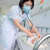 Bác sỹ khám cho bệnh nhi bị ho gà. (Ảnh: Minh Quyết/TTXVN)