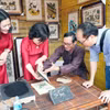 Du khách trải nghiệm in tranh dân gian Đông Hồ (Bắc Ninh). (Ảnh: Đồng Thúy/TTXVN)