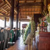 Lực lượng Thanh niên xung phong Thành phố Hồ Chí Minh dành một phút mặc niệm, tưởng nhớ 99 liệt sỹ thanh niên xung phong Thành phố đã anh dũng hy sinh trong chiến tranh bảo vệ biên giới Tây Nam. (Ảnh: Giang Phương/TTXVN)