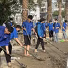 Thành Đoàn Huế huy động 15 đơn vị đoàn thanh niên để tổ chức vệ sinh 19 địa điểm trên địa bàn thành phố Huế. (Ảnh: Văn Dũng/TTXVN)