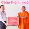 Chủ tịch Quốc hội Trần Thanh Mẫn tặng quà chức sắc tôn giáo trên địa bàn xã An Ninh, Cần Thơ. (Ảnh: Doãn Tấn/TTXVN)