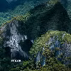 Núi đá vôi karst tại Phong Nha-Kẻ Bàng với các cửa hang lớn mở ra giữa rừng nguyên sinh, phản ánh quá trình kiến tạo địa chất kéo dài hàng triệu năm. (Ảnh: Kha Phạm/TTXVN)