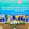 Thủ tướng Phạm Minh Chính tặng hoa chúc mừng các Gương mặt trẻ Việt Nam tiêu biểu. (Ảnh: Dương Giang/TTXVN)