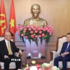 Trưởng Ban Chính sách, Chiến lược Trung ương Trần Lưu Quang tiếp Cố vấn Đặc biệt Liên minh Nghị sỹ hữu nghị Nhật-Việt Takebe Tsutomu. (Ảnh: Tuấn Anh/TTXVN)