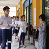 Thí sinh dự thi tại điểm thi Trường Trung học Phổ thông Trưng Vương. (Ảnh: Thu Hoài/TTXVN)
