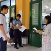 Thí sinh dự thi tại điểm thi Trường Trung học Phổ thông Trưng Vương. (Ảnh: Thu Hoài/TTXVN)