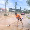 Người dân phố Cũ (phường Thục Phán) khẩn trương thu dọn vệ sinh, sớm ổn định lại cuộc sống. (Ảnh: Chu Hiệu/TTXVN)