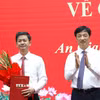 Ủy viên Bộ Chính trị, Bí thư Trung ương Đảng, Trưởng Ban Tổ chức Trung ương Nguyễn Duy Ngọc trao quyết định của Bộ Chính trị về công tác cán bộ đối với đồng chí Lê Quang Tùng. (Ảnh: Văn Sĩ/ TTXVN)