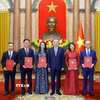 Tổng Bí thư, Chủ tịch nước Tô Lâm trao Quyết định bổ nhiệm cho 5 Đại sứ nước Cộng hòa xã hội Chủ nghĩa Việt Nam tại nước ngoài. (Ảnh: Thống Nhất/TTXVN)