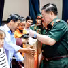 Đại tướng Nguyễn Trọng Nghĩa thăm, tặng quà gia đình chính sách trên địa bàn tỉnh Gia Lai. (Ảnh: Sỹ Thắng/TTXVN)