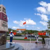 Lá cờ tung bay nơi đầu sóng, biểu tượng của chủ quyền thiêng liêng. (Ảnh: Xuân Quý/TTXVN)