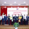 Đồng chí Trần Cẩm Tú, Ủy viên Bộ Chính trị, Thường trực Ban Bí thư chúc mừng Ban Chấp hành Đảng bộ cơ quan Ban Chính sách, Chiến lược Trung ương nhiệm kỳ 2025-2030. (Ảnh: Phương Hoa/TTXVN)