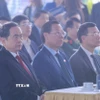 Chủ tịch Quốc hội Trần Thanh Mẫn và các đại biểu dự lễ khởi công Dự án trục đại lộ cảnh quan sông Hồng. (Ảnh: Phan Phương/TTXVN)