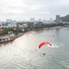 Các hoạt động thể thao nước, khinh khí cầu trình diễn tại khu vực Bãi Trước (phường Vũng Tàu) thu hút đông đảo người dân, du khách check-in, trải nghiệm. (Ảnh: TTXVN phát)