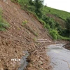Do mưa lớn nhiều ngày nên sạt lở taluy dương khiến đất đá đổ xuống 1/2 mặt đường gây ảnh hưởng phương tiện khi tham gia giao thông đồng thời tiềm ẩn nguy cơ mất an toàn. (Ảnh: Quý Trung/TTXVN)