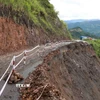 Trên tuyến đường tỉnh 131 có điểm bị sạt lở taluy âm ân sâu vào gần hết mặt đường, hiện tại các đơn vị chức năng đã khắc phục tạm thời tạo điều kiện cho người dân và các phương tiện. (Ảnh: Quý Trung/TTXVN)