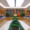 Thủ tướng Lê Minh Hưng tiếp Đại sứ Vương quốc Anh và Bắc Ireland Iain Frew. (Ảnh: Dương Giang/TTXVN)