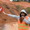 Lực lượng túc trực hàng ngày để cảnh báo, điều tiết các phương tiện trong quá trình thi công khắc phục sạt lở. (Ảnh: Nguyễn Dũng/TTXVN)