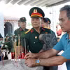 Cựu chiến binh trở về chiến trường xưa, thắp nén hương tri ân đồng đội đã nằm lại nơi biên cương. (Ảnh: Đức Thọ/TTXVN)