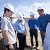 Chủ tịch Ủy ban Nhân dân tỉnh Vĩnh Long Trần Trí Quang khảo sát tại dự án Dự án Cầu Ba Lai 8. (Ảnh: Huỳnh Phúc Hậu/TTXVN)