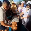Được sự hỗ trợ của lực lượng Cảnh sát giao thông, bệnh nhân đã được đưa đến bệnh viện kịp thời. (Ảnh: TTXVN phát)