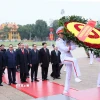 Lãnh đạo Đảng, Nhà nước và đại diện các thế hệ đại biểu Quốc hội các nhiệm kỳ viếng Chủ tịch Hồ Chí Minh. (Ảnh: An Đăng/TTXVN)