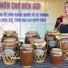 Sản phẩm rượu cần của thị xã Ayun Pa (Gia Lai) lần đầu tiên tham gia phiên chợ biên giới Việt Nam-Campuchia tại Cửa khẩu Quốc tế Lệ Thanh, huyện Đức Cơ. (Ảnh: Hoài Nam/TTXVN)