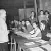 Chủ tịch Hồ Chí Minh thăm lớp học bổ túc văn hóa và kỹ thuật buổi tối của công nhân Nhà máy ôtô 1/5, lá cờ đầu của phong trào bổ túc văn hóa ngành công nghiệp Hà Nội (19/12/1963). (Ảnh: Tư liệu TTXVN)