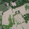 Nhiều nhà cửa, hoa màu của người dân phường Hàm Thắng (Lâm Đồng) bị ngập sâu trong nước lũ. (Ảnh: Nguyễn Thanh/TTXVN)