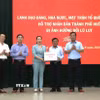 Thường trực Ban Bí thư Trần Cẩm Tú (thứ 2, phải sang) trao quà của lãnh đạo Đảng, Nhà nước cho thành phố Huế. (Ảnh: Mai Trang/TTXVN)