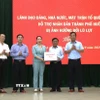 Thường trực Ban Bí thư Trần Cẩm Tú (thứ 2, phải sang) trao quà của lãnh đạo Đảng, Nhà nước cho thành phố Huế. (Ảnh: Mai Trang/TTXVN)