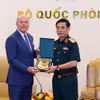 Đại tướng Phan Văn Giang, Ủy viên Bộ Chính trị, Phó Thủ tướng Chính phủ, Bộ trưởng Bộ Quốc phòng và Đại sứ Đặc mệnh toàn quyền Canada tại Việt Nam James Nickel tại buổi tiếp. (Nguồn: Báo Chính phủ)