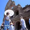 Người dân di chuyển dưới trời nắng gắt tại Rome, Italy. (Ảnh: THX/TTXVN)