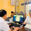 Người dân làm thủ tục hành chính. (Ảnh: Tuấn Anh/TTXVN)