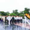 Các đại biểu dâng hương tại Đài tưởng niệm các Anh hùng liệt sỹ. (Ảnh: Tuấn Anh/TTXVN)