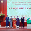 Các đồng chí lãnh đạo tặng hoa chúc mừng đồng chí Tẩn Thị Quế được bầu làm Phó Chủ tịch Hội đồng nhân dân tỉnh Lai Châu khóa XV, nhiệm kỳ 2021-2026. (Ảnh: Quý Trung/TTXVN)