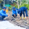 Đội K91 thực hiện nhiệm vụ tìm kiếm hài cốt liệt sỹ trên địa bàn xã Phú Hựu, tỉnh Đồng Tháp. (Ảnh: TTXVN phát)